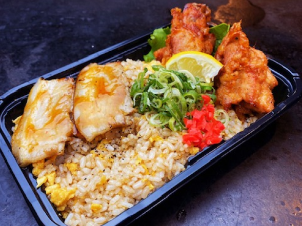 焼豚と卵チャーハンに名物若鶏のからあげをプラス!